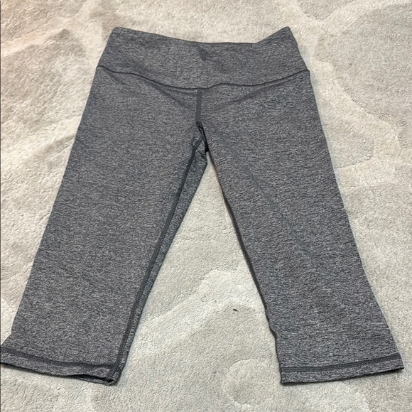 Victoria's Secret Gray Heathered Capri Leggings - Picture 1 of 3